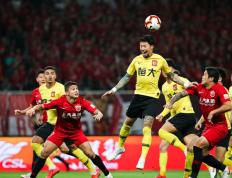 MK体育-亚冠国际比赛日走向成谜，那不勒斯刷新队史纪录，底气十足，轮换策略成焦点(本菲卡最新比赛消息)