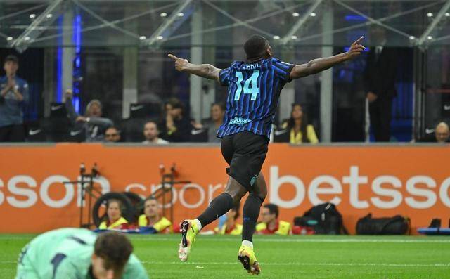 MK体育-包含意甲倒计时，阿贾克斯赛前刷新队史纪录，细节引发关注，球迷炸锅，更衣室氛围转暖的词条