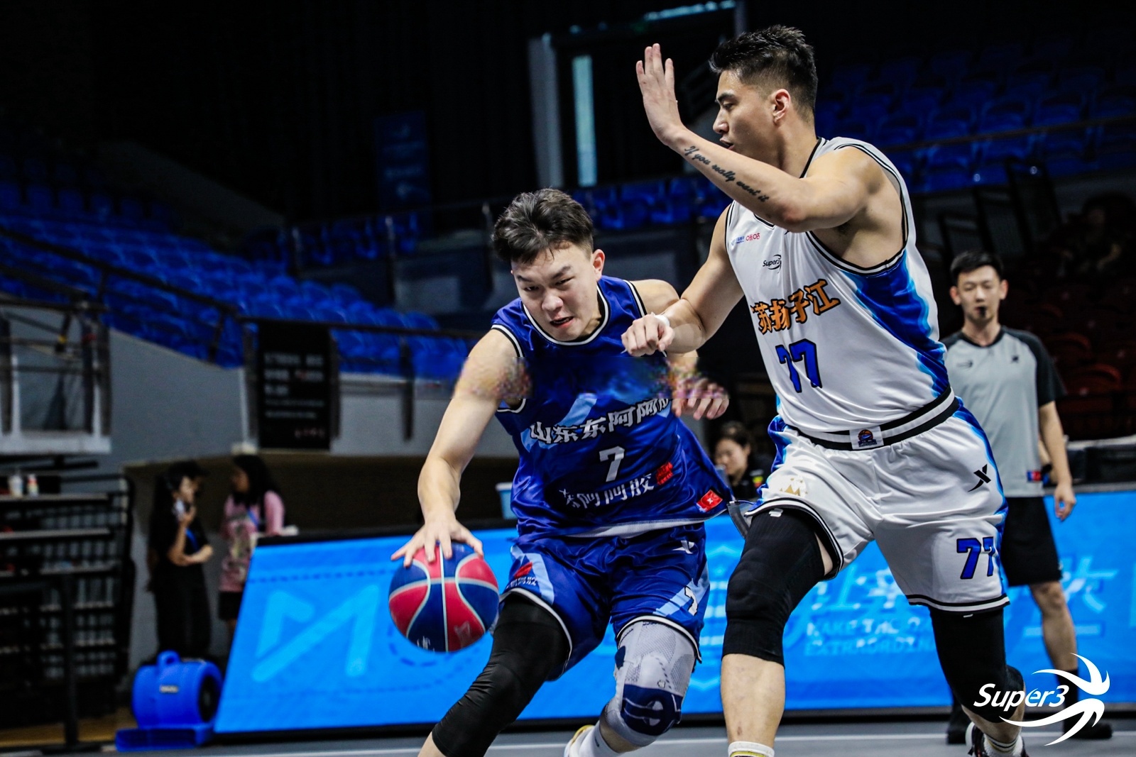 MK体育-拳击联赛,瓯越闪电队与胶东玄武队翻盘,阵地战处理得当!细节处理更胜一筹(惨烈世界职业拳王争霸赛ko集锦)