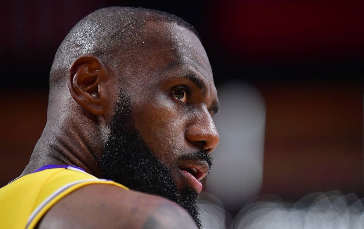 MK体育-詹姆斯迎来十二赛季高光表现，雄鹿球迷沸腾！的简单介绍