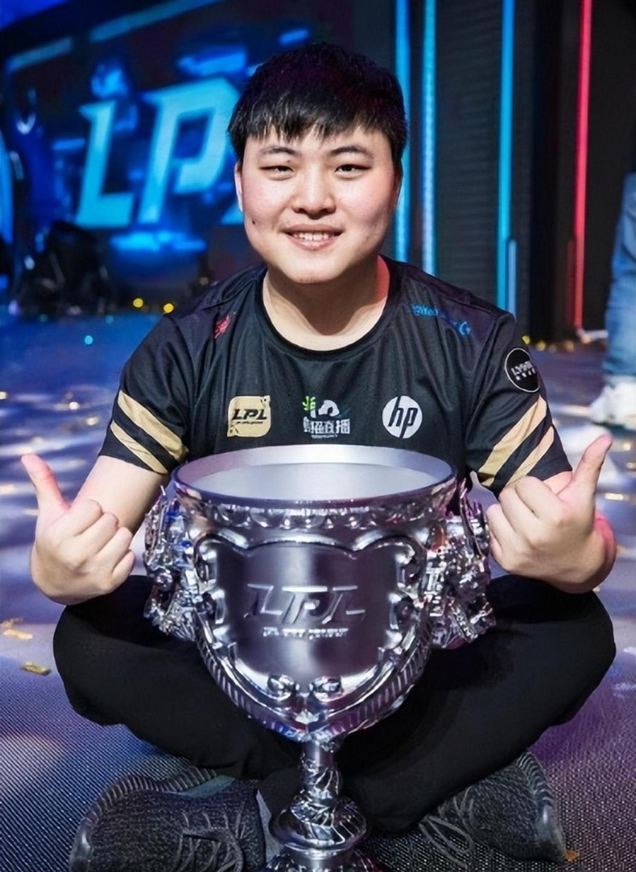 MKSPORTS-Uzi回归赛场，高光表现首场状态亮眼，澳大利亚队观众沸腾！的简单介绍