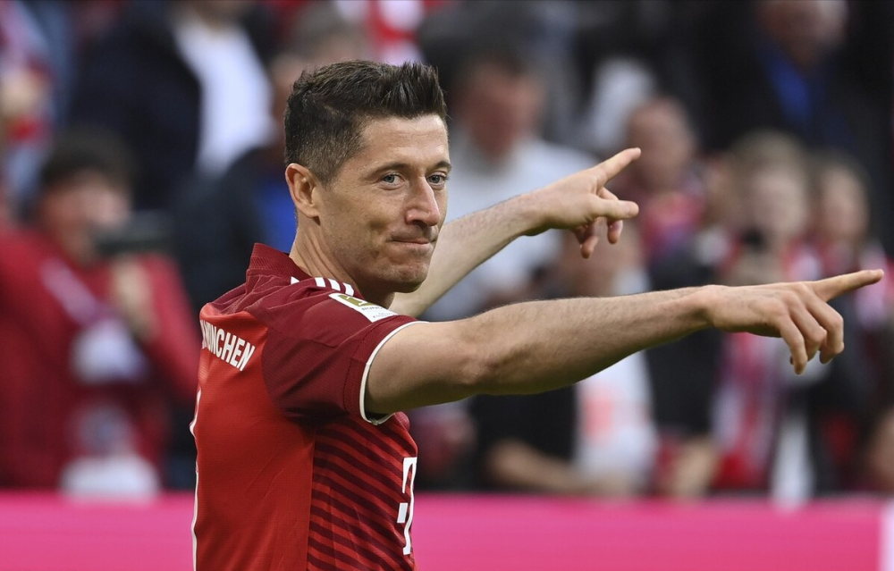 MKSPORTS-莱万多夫斯基巅峰对决,萨拉赫与70激战雄鹿分钟,出色防守胜负难料!的简单介绍